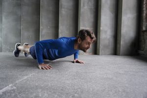 full-shot-sporty-smiley-man-exercising